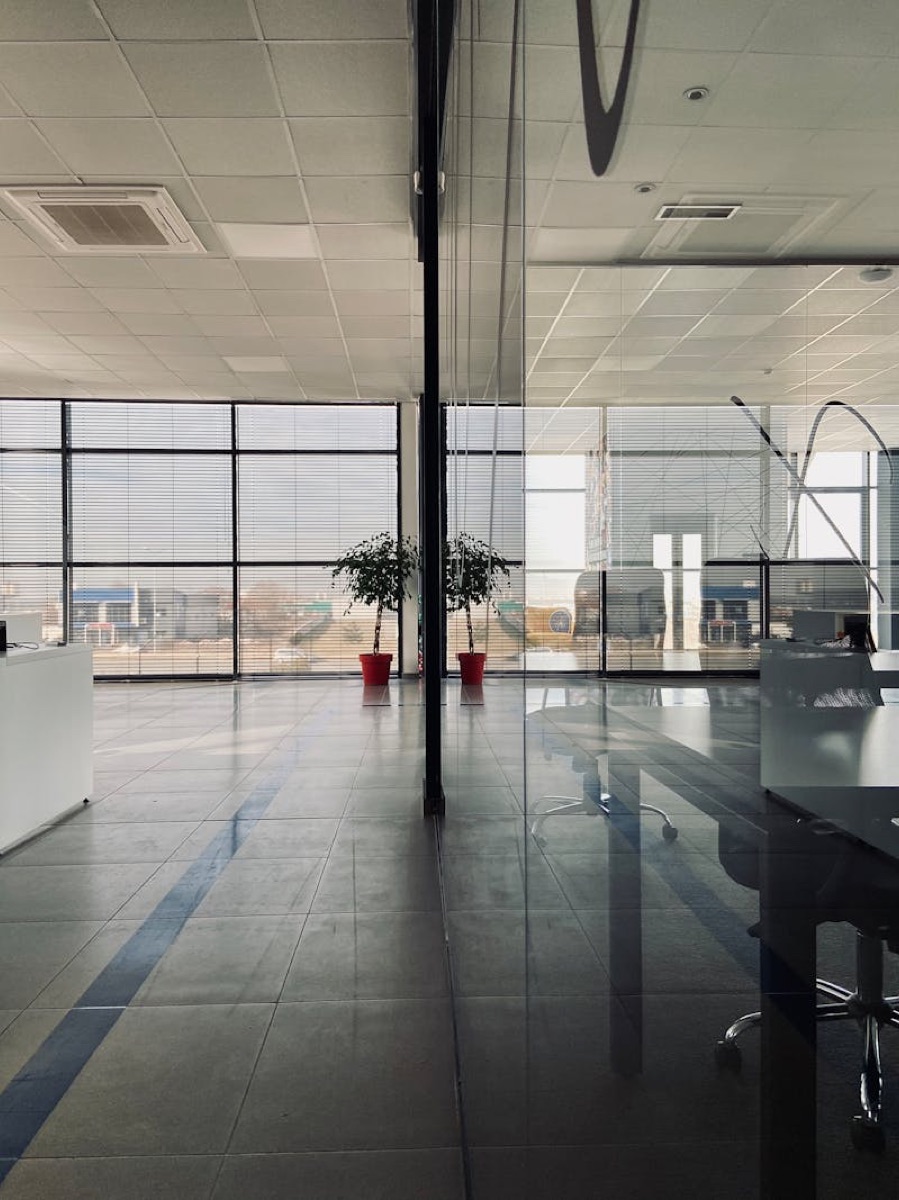 Sparkling clean commercial office maintained by Jard&oacute;n Pro