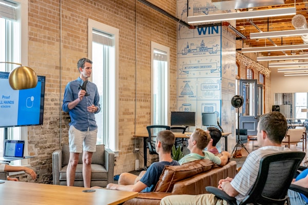 Professional office workspace kept clean by Jard&oacute;n Pro